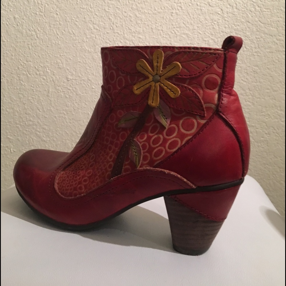 L’artiste booties-red